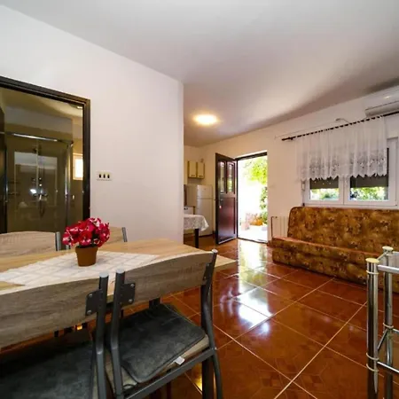 Bozena - Two Bedroom Apartmán Krk Town
